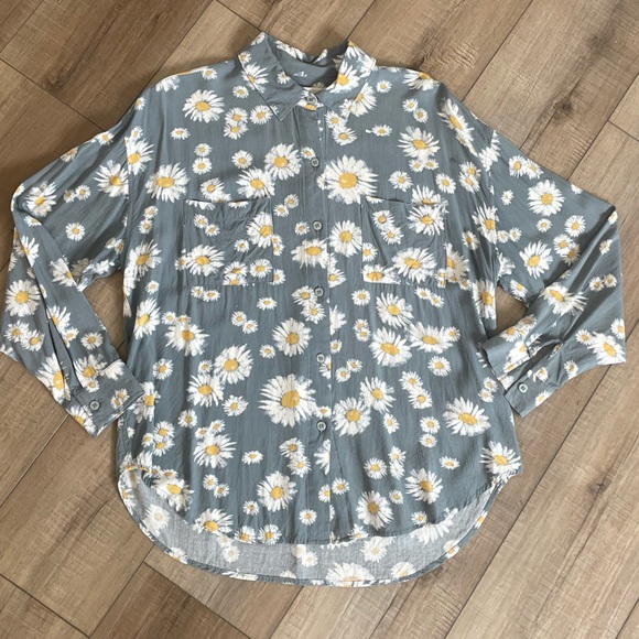 Z Supply Button down Top Green Floral Top Pocket detail | Small - Green Daisy - Picture 4 of 13
